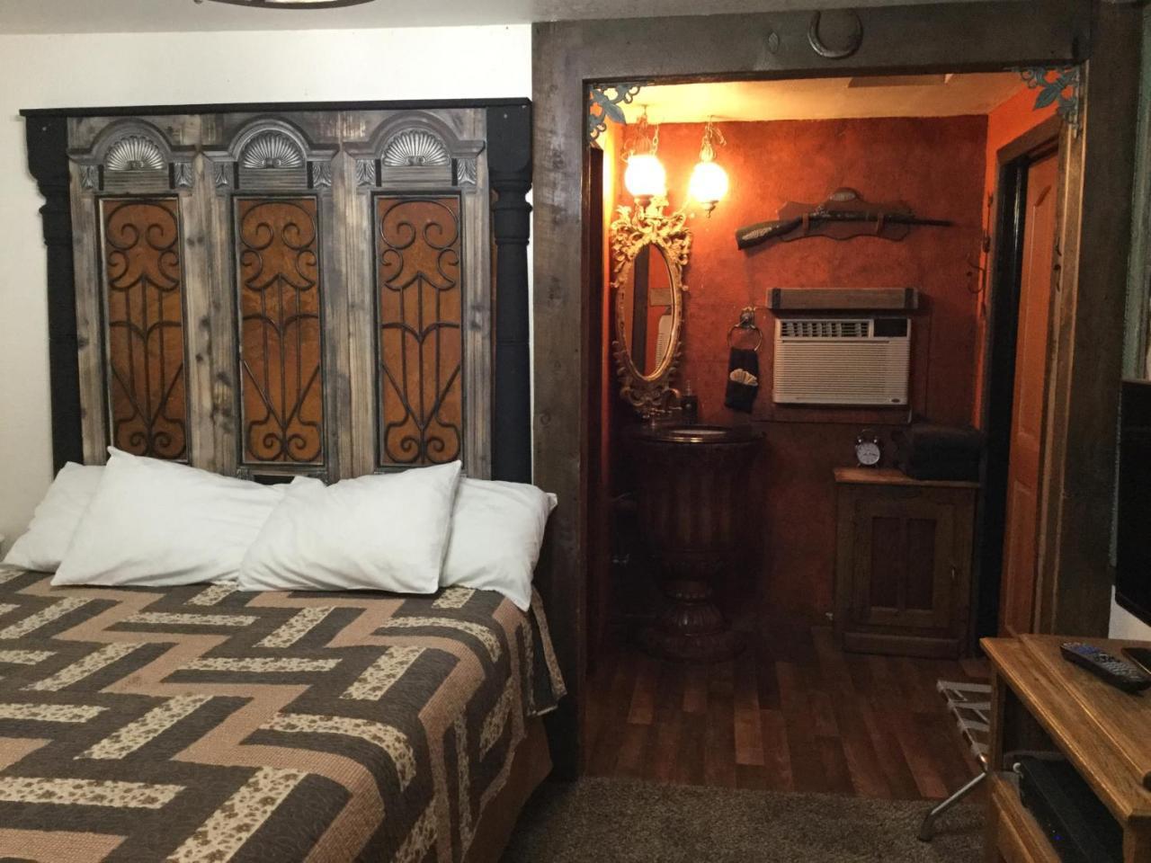 Davenport Black Bear Motel מראה חיצוני תמונה